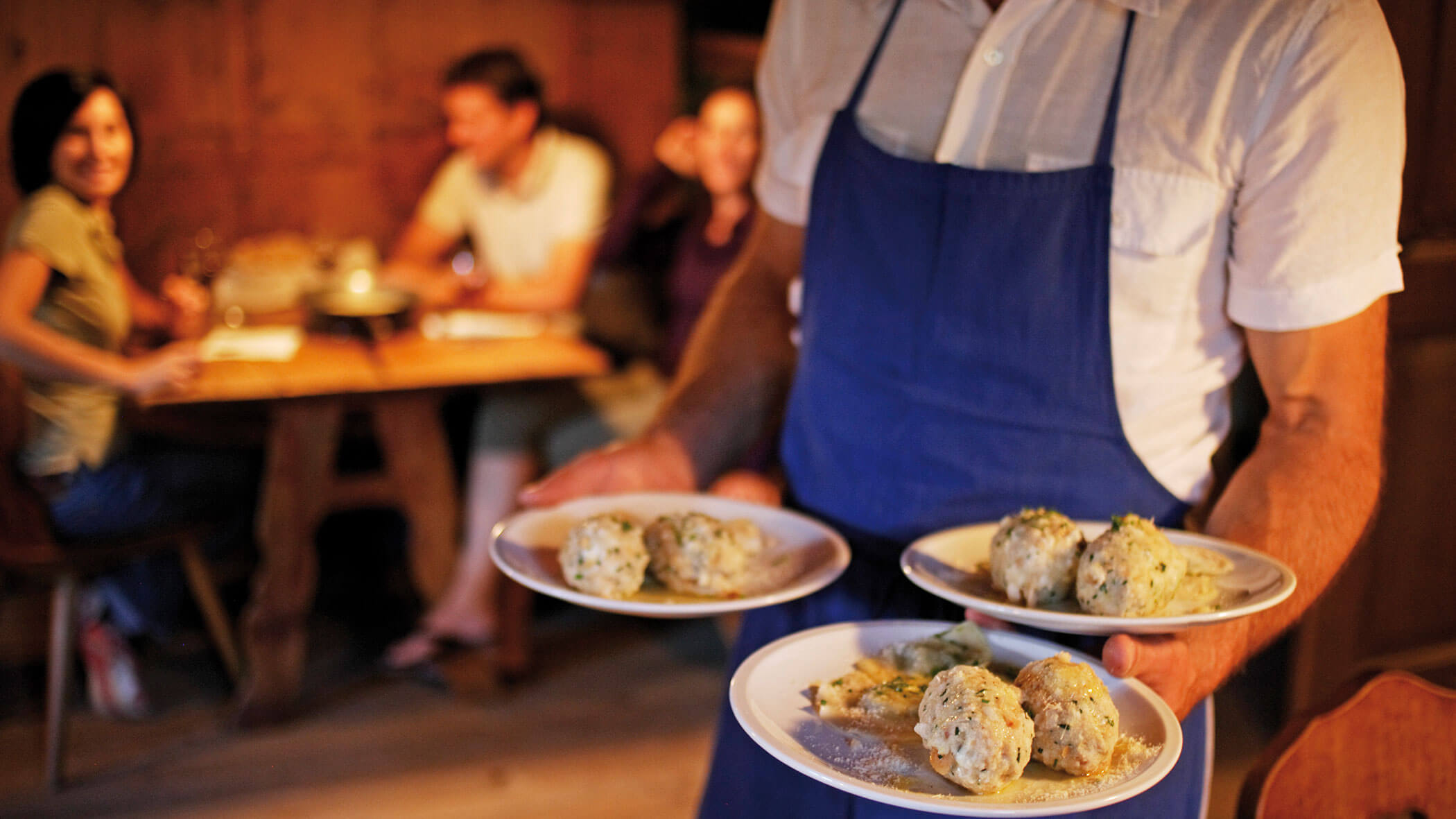 Südtiroler Knödel in gemütlicher Stubenatmosphäre