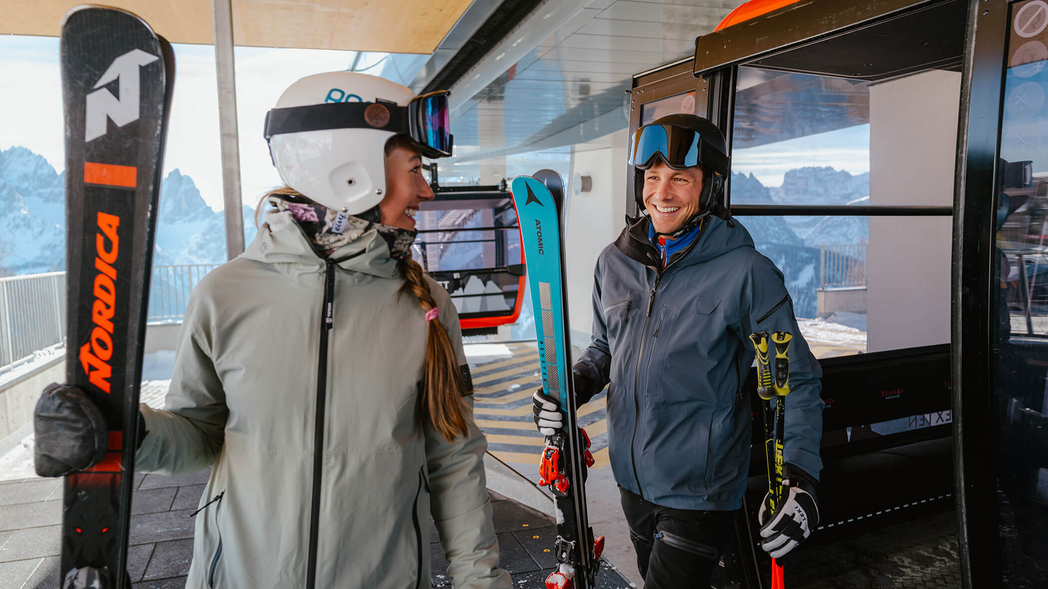 Gut gelaunt mit der Gondel auf die Piste im Skigebiet 3 Zinnen
