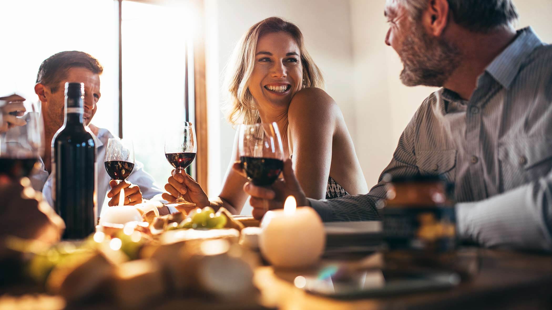 Cena tra amici in un hotel per adulti