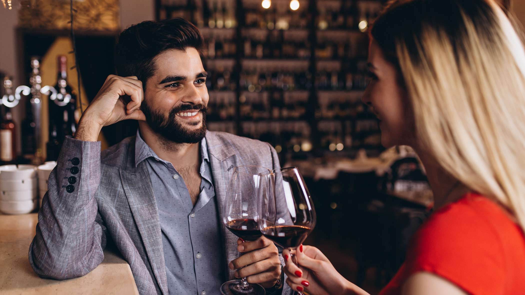 Bere vino in un hotel per adulti